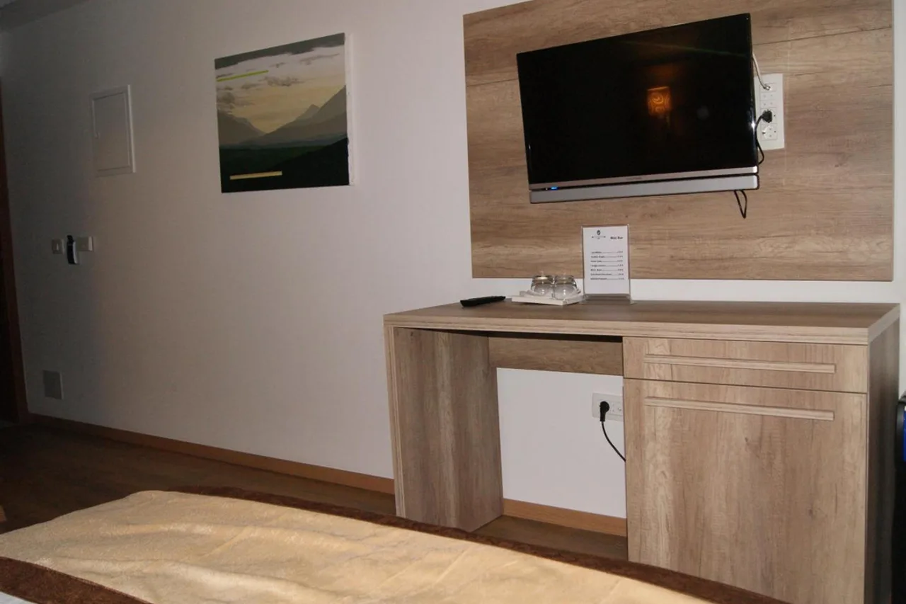 Hotel Prizreni — ภาพห้องพักและบรรยากาศ
