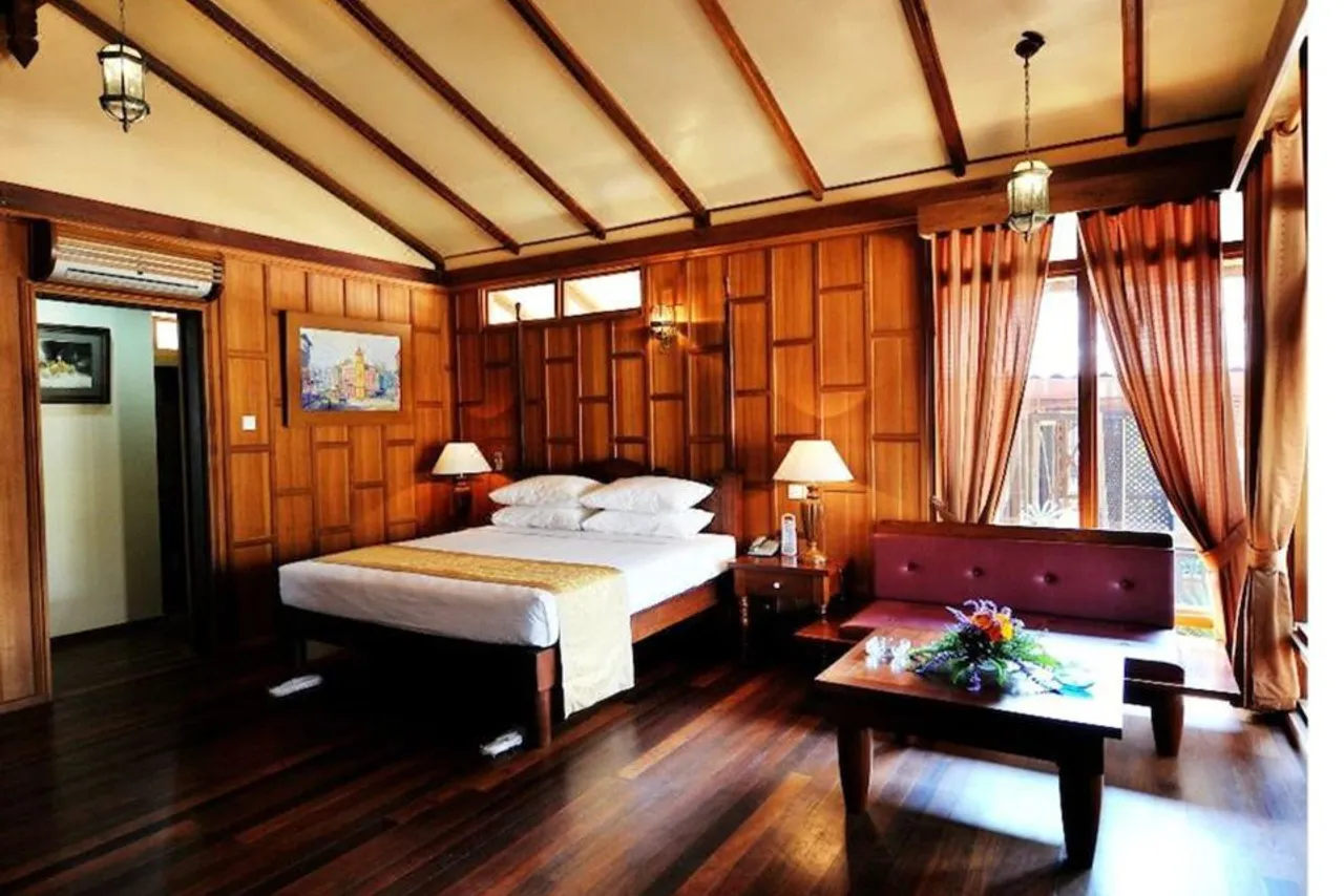 Hotel Pyin Oo Lwin — rooms and atmosphere