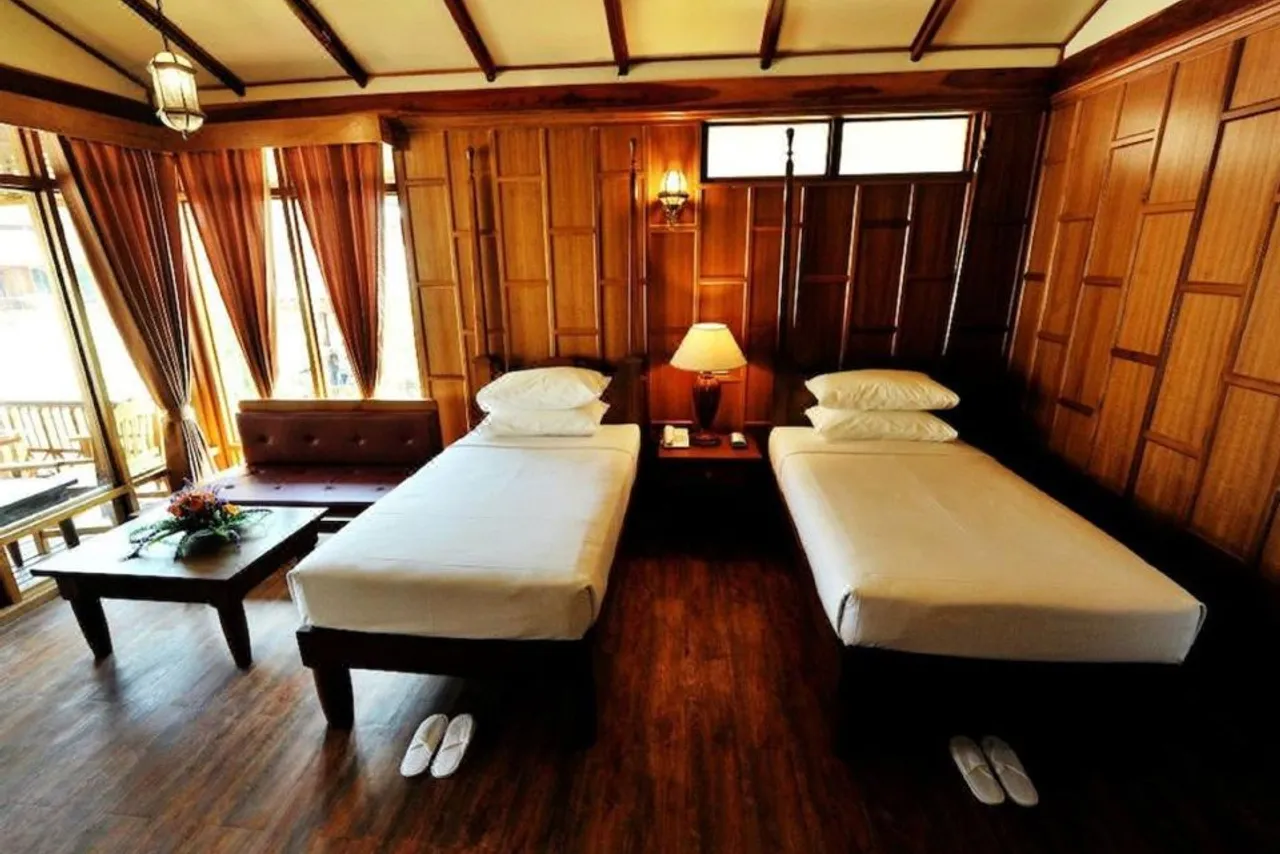 Hotel Pyin Oo Lwin — rooms and atmosphere