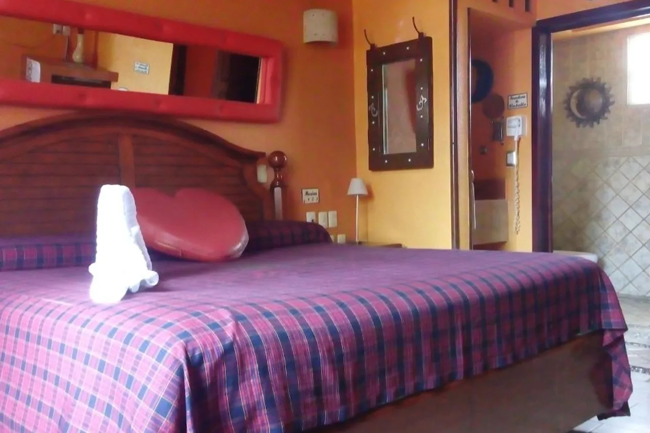 Hotel Real Azteca — rooms and atmosphere