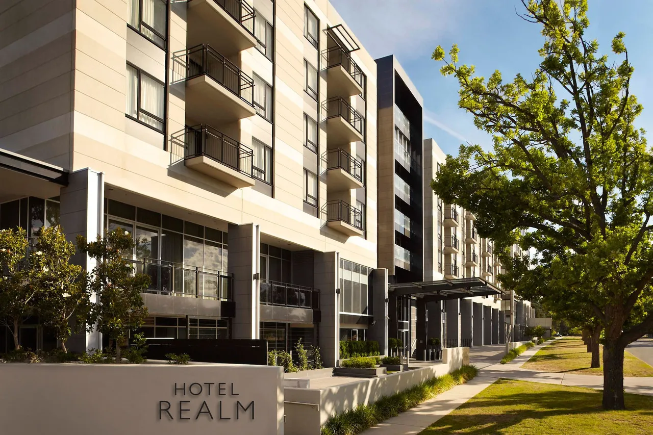 Hotel Realm, Canberra — rooms and atmosphere