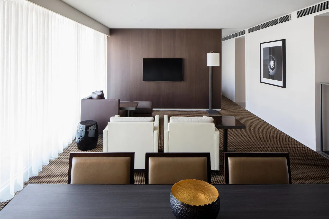 Hotel Realm, Canberra — rooms and atmosphere