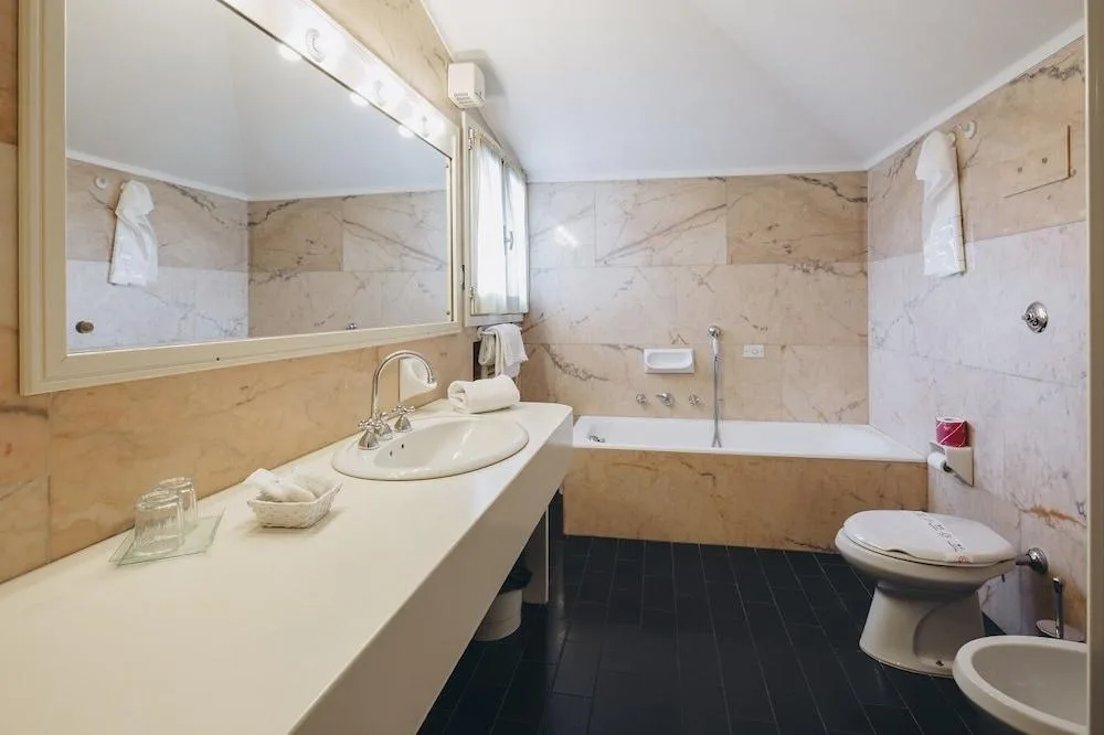 Hotel Roma — ภาพห้องพักและบรรยากาศ