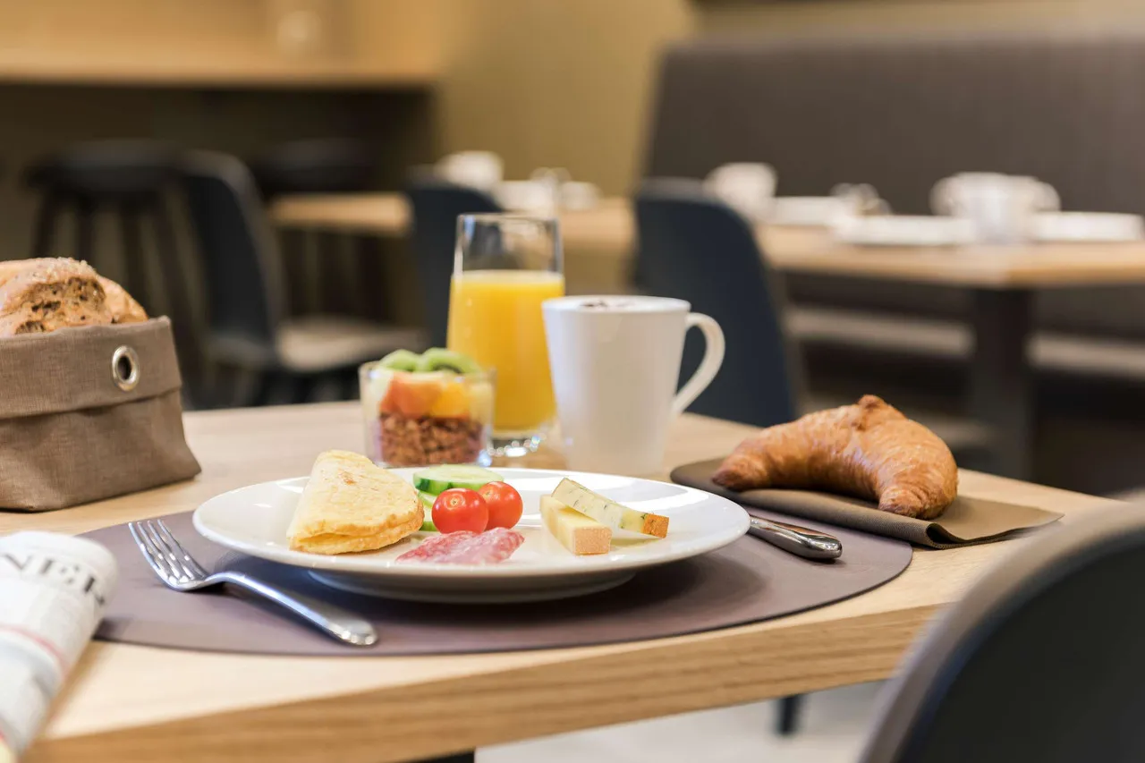 Hotel Savoy Bern — ภาพห้องพักและบรรยากาศ