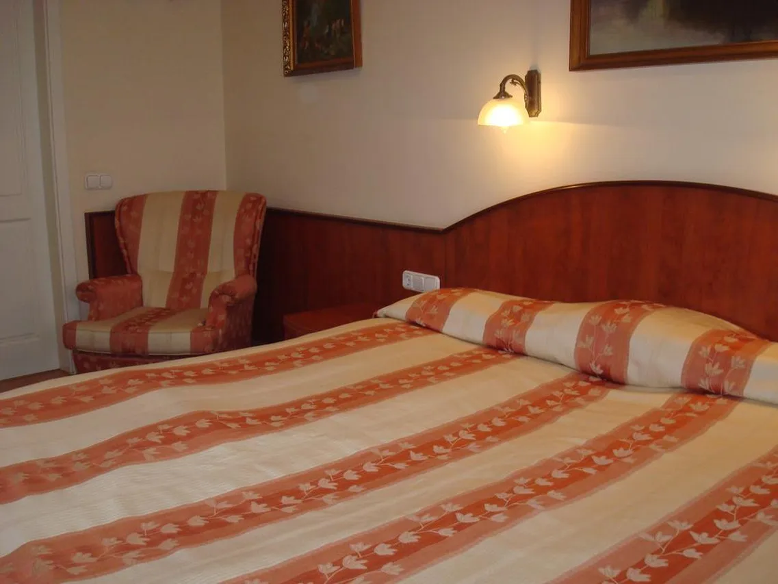 Hotel Senator-Ház Eger — rooms and atmosphere