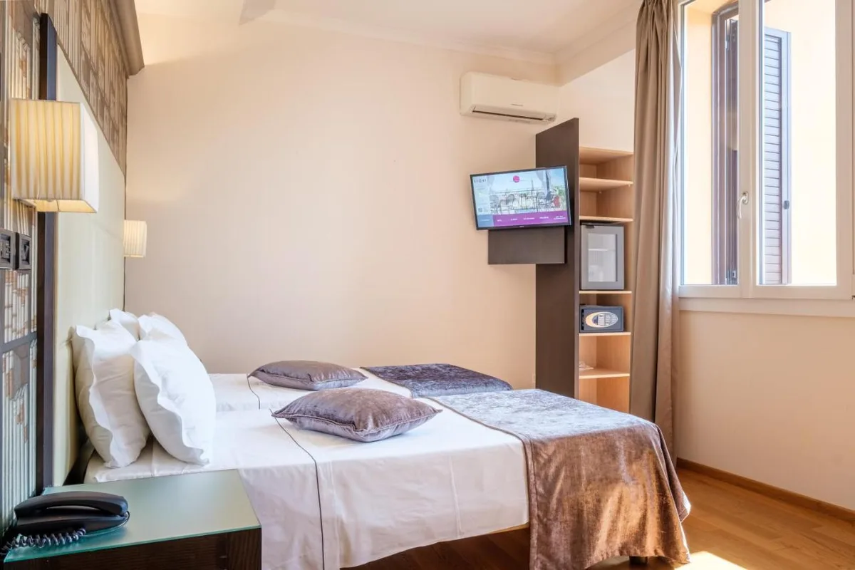 Hotel Touring — ภาพห้องพักและบรรยากาศ