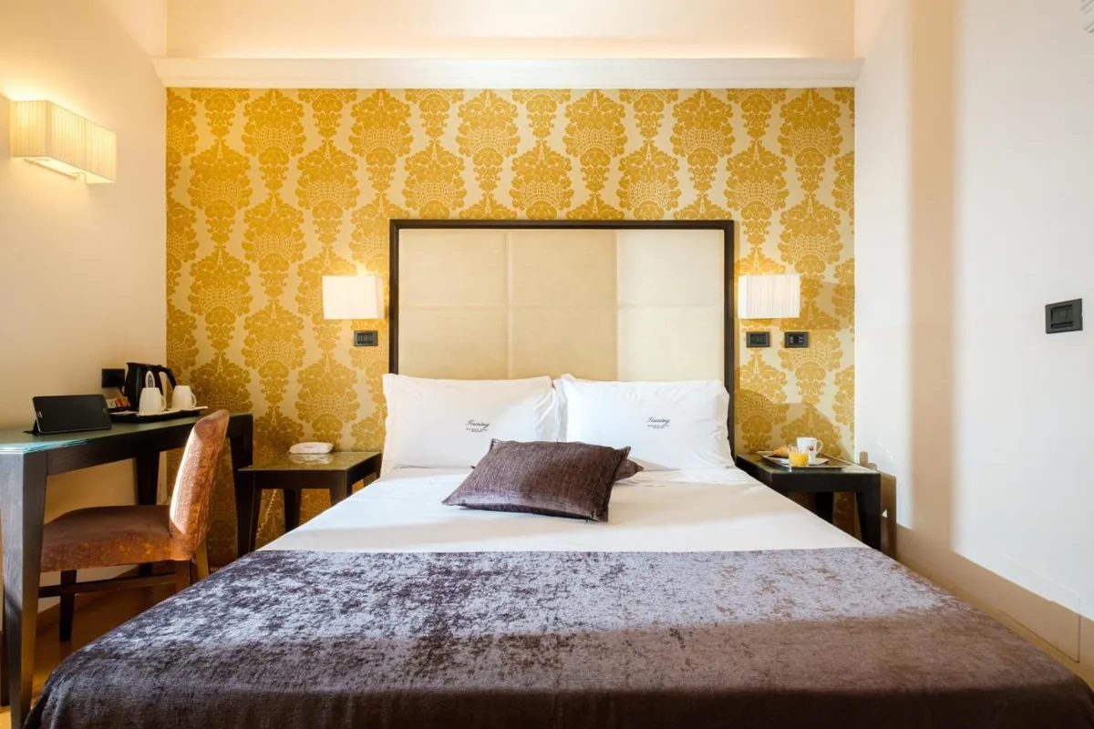 Hotel Touring — ภาพห้องพักและบรรยากาศ