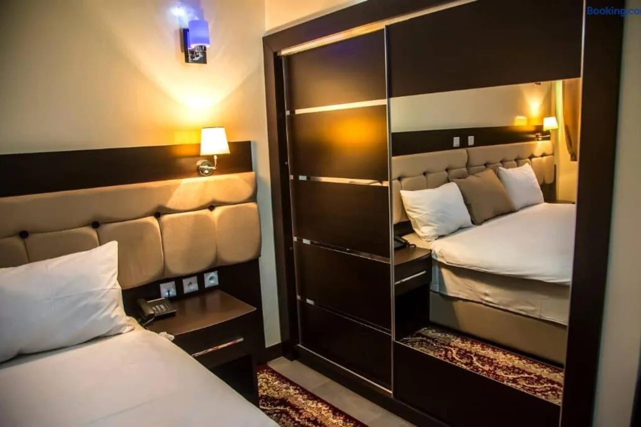 Hôtel Univers 3 Aéroport Luxe — rooms and atmosphere