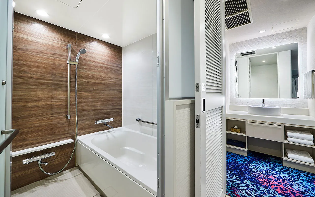 Hotel Universal Port — rooms and atmosphere
