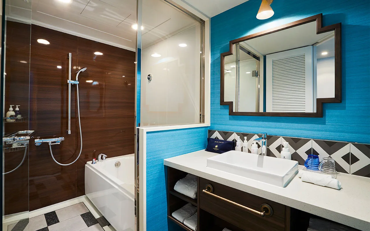 Hotel Universal Port — rooms and atmosphere