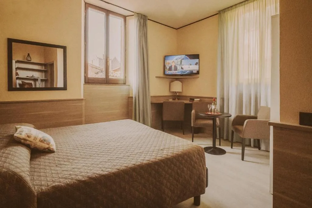 Hotel Valentino Centro Storico — ภาพห้องพักและบรรยากาศ