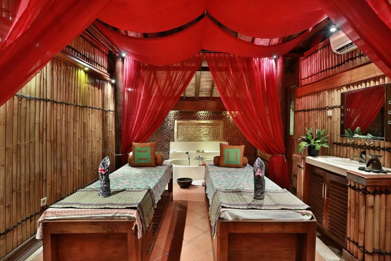Hotel Vila Ombak — rooms and atmosphere