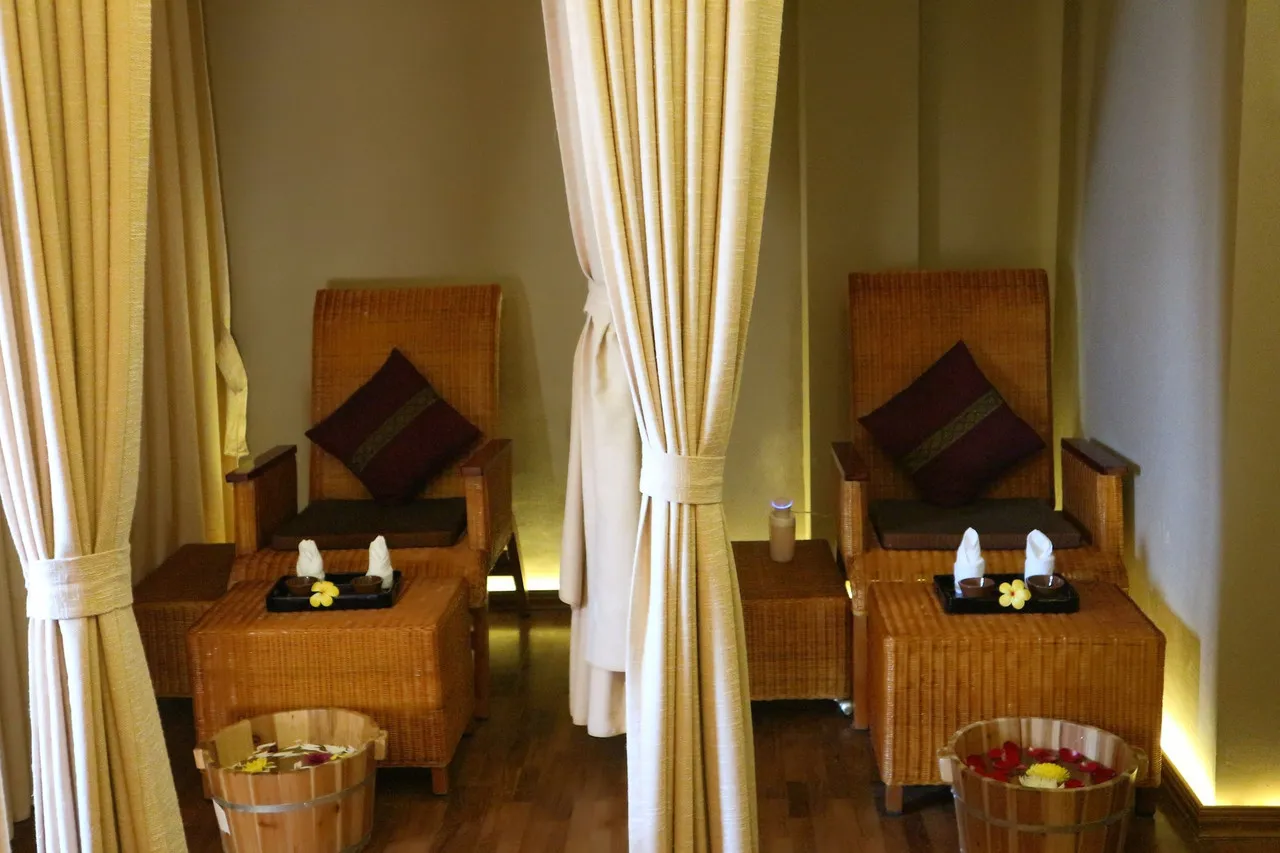 Hotel Yadanarbon Mandalay — rooms and atmosphere