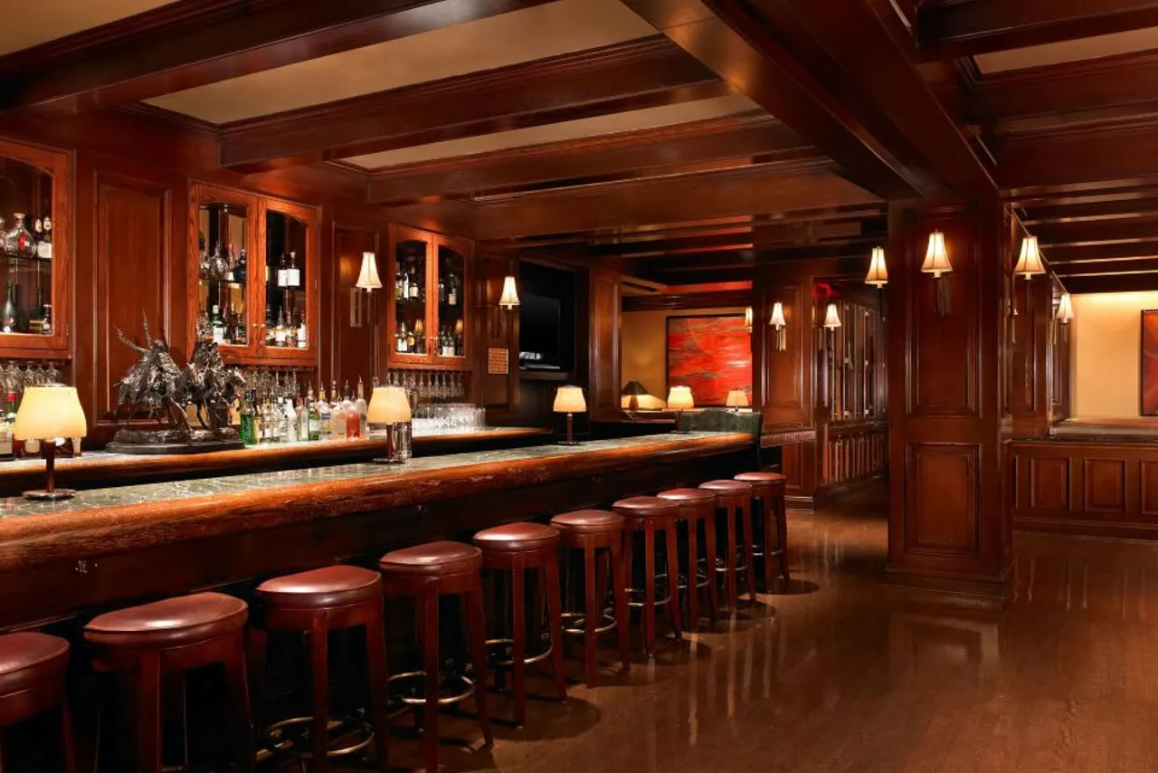 Houston Grand Hotel - River Oaks (The Luxury Collection) — rooms and atmosphere