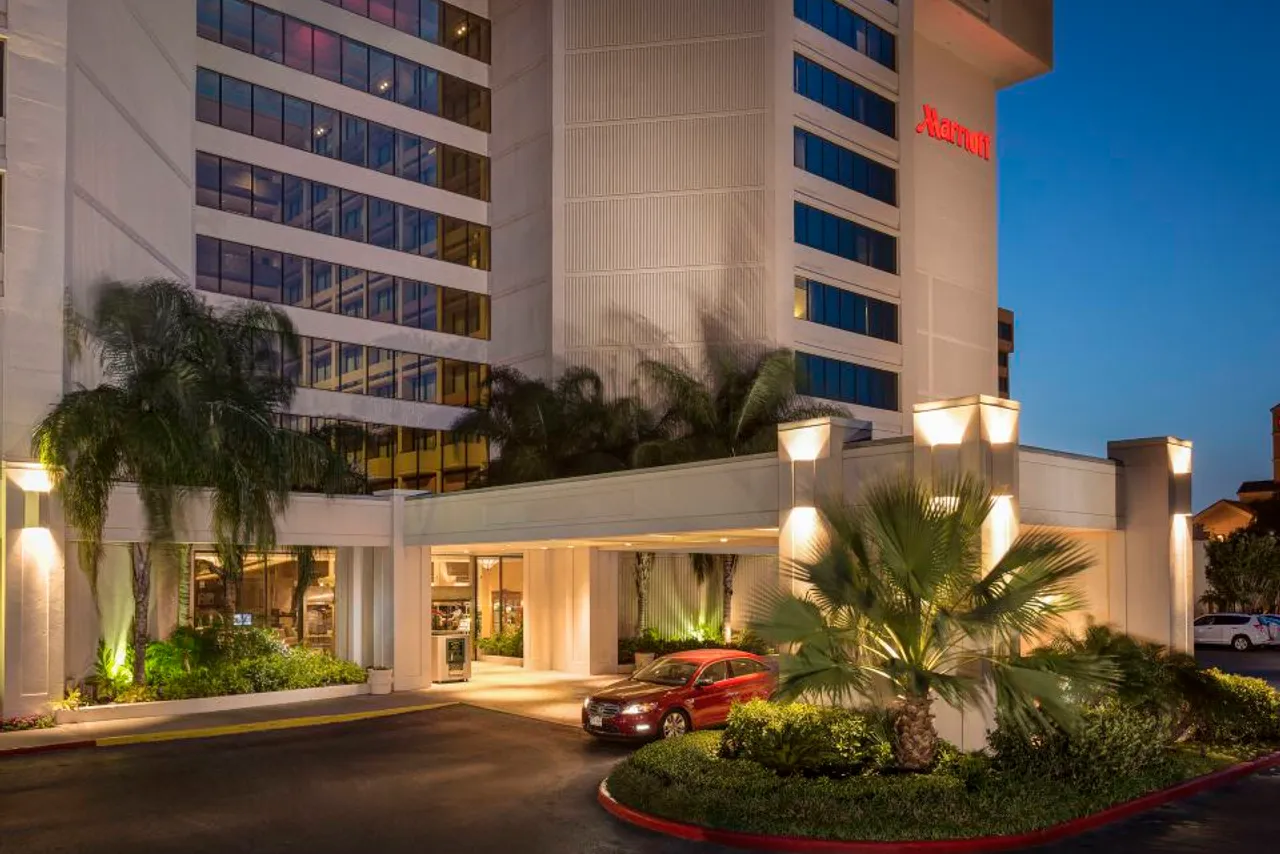 Houston Marriott Westchase — rooms and atmosphere