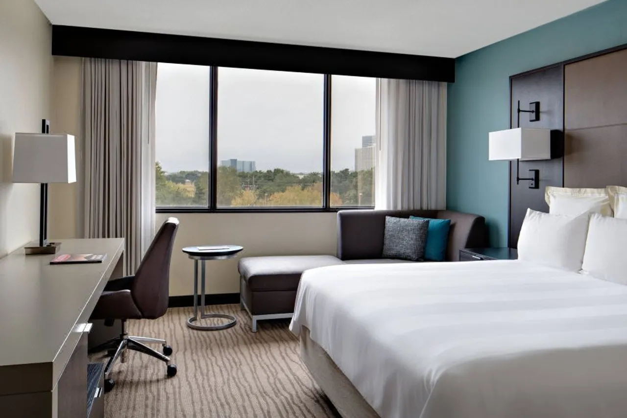 Houston Marriott Westchase — rooms and atmosphere