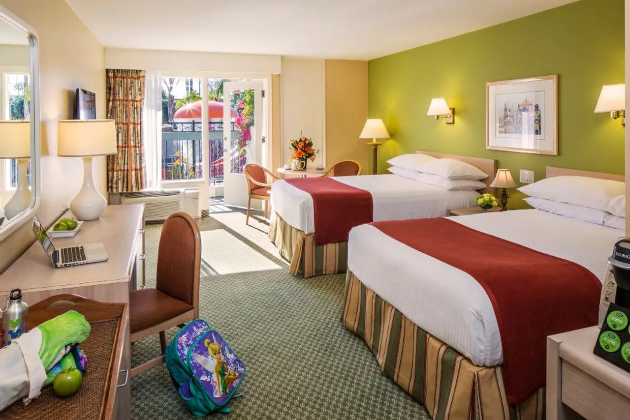 Howard Johnson by Wyndham Anaheim Hotel & Water Playground — rooms and atmosphere