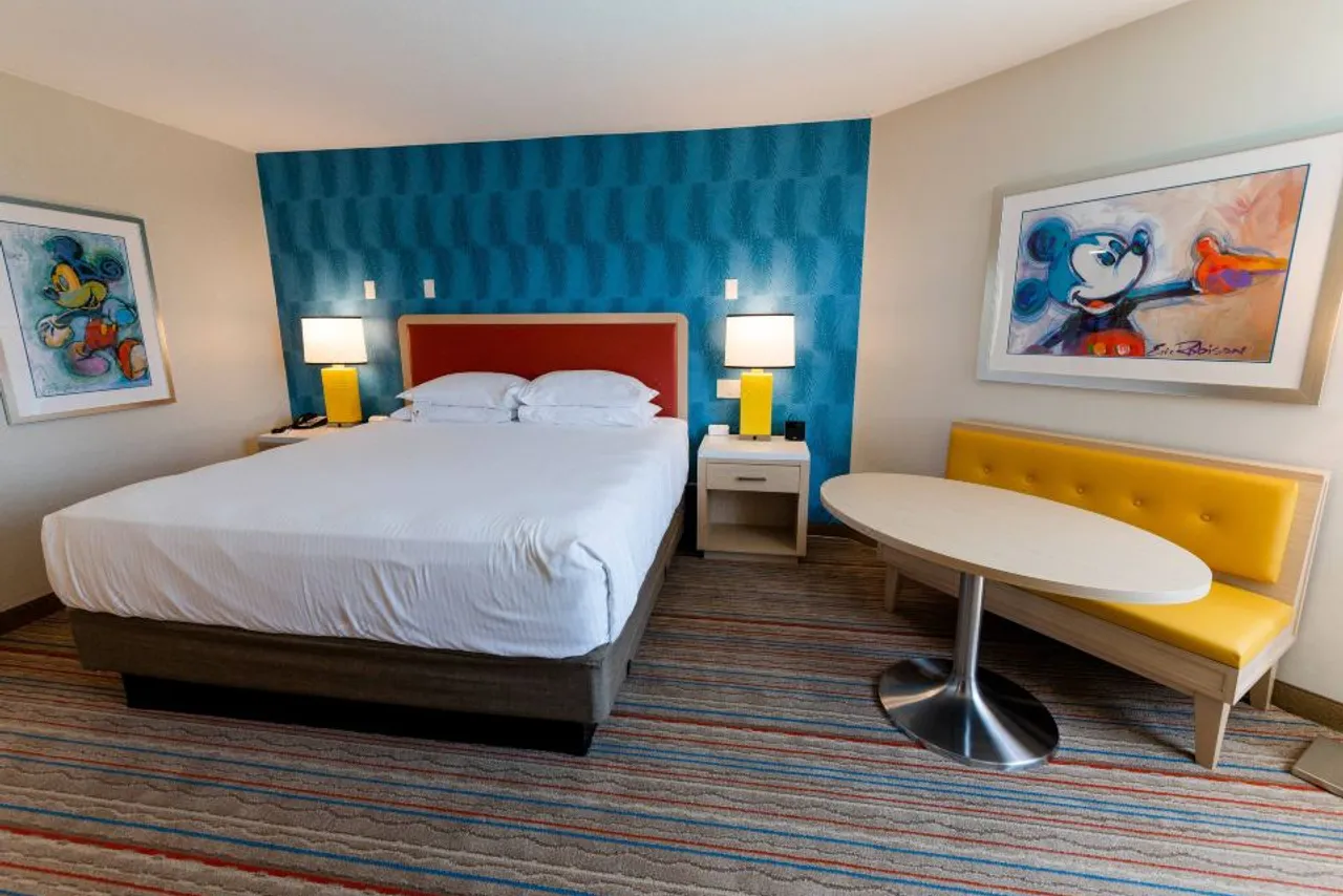 Howard Johnson by Wyndham Anaheim Hotel & Water Playground — rooms and atmosphere