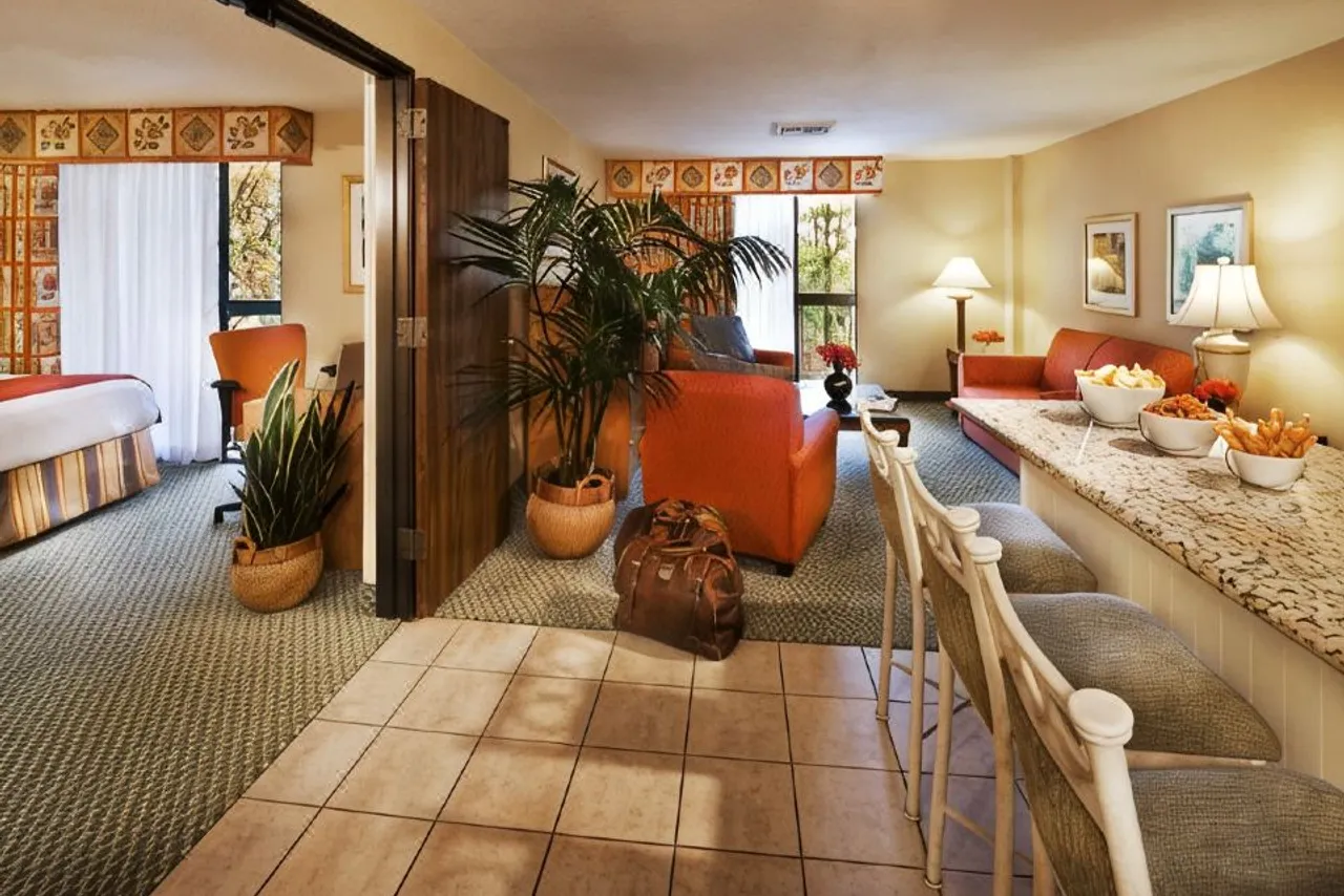 Howard Johnson by Wyndham Anaheim Hotel & Water Playground — rooms and atmosphere