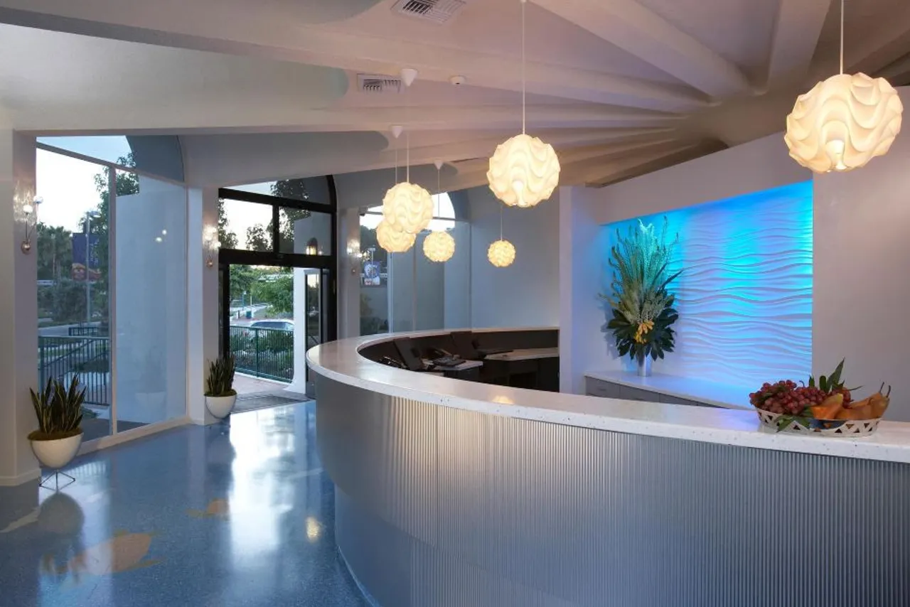 Howard Johnson by Wyndham Anaheim Hotel & Water Playground — rooms and atmosphere