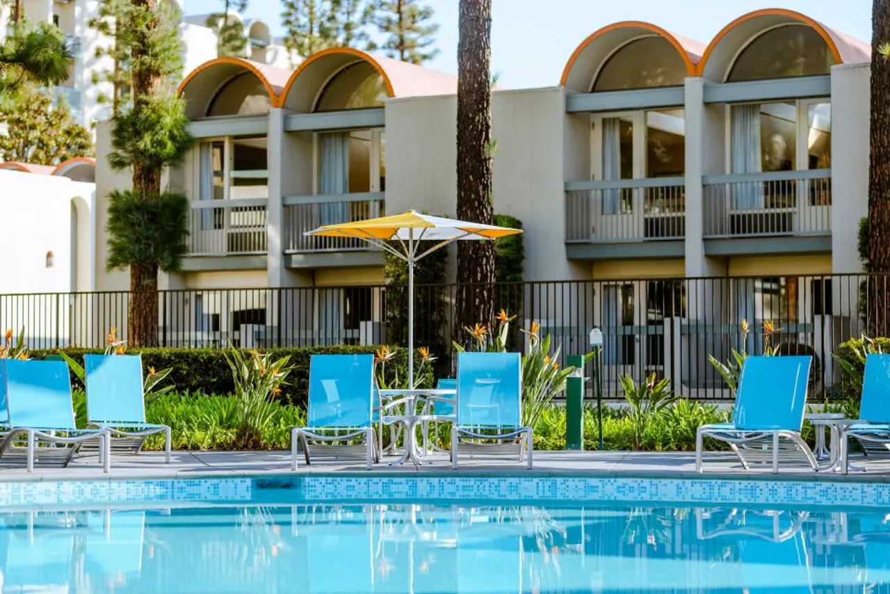 Howard Johnson by Wyndham Anaheim Hotel & Water Playground — rooms and atmosphere