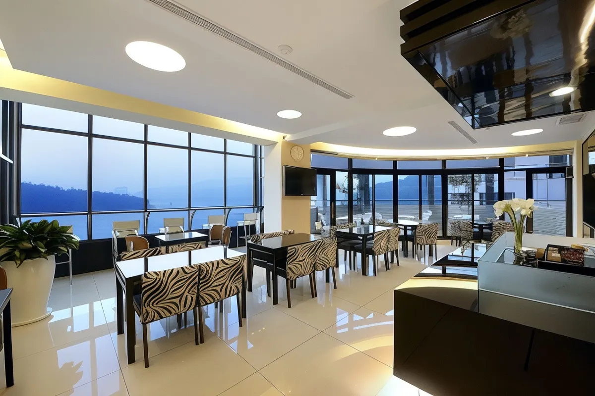 Hu Yue Lakeview Hotel — rooms and atmosphere