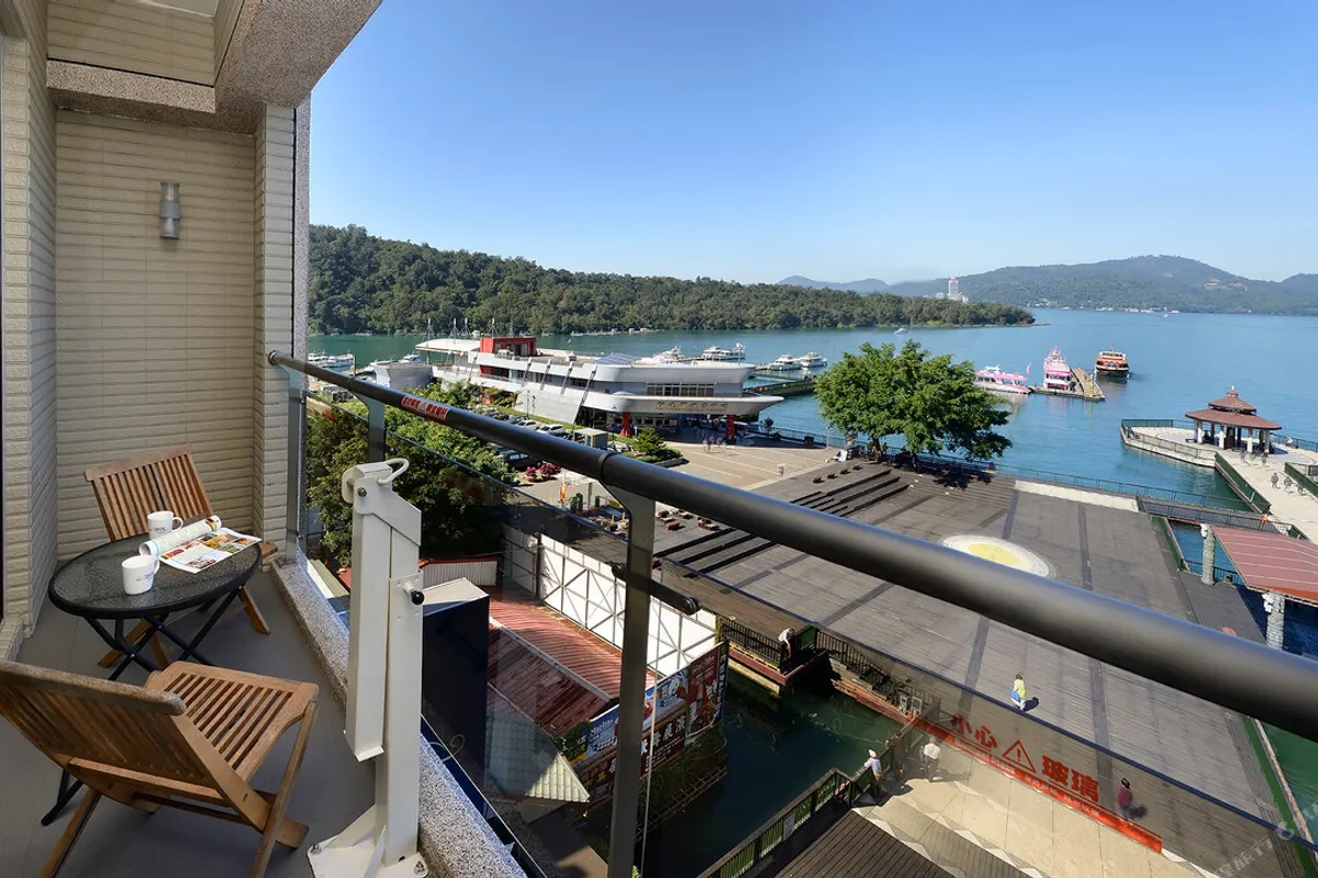 Hu Yue Lakeview Hotel — rooms and atmosphere