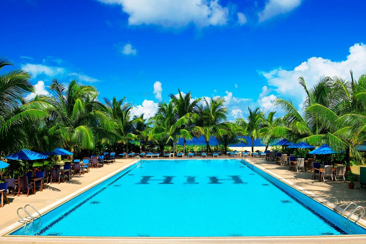 Hulhule Island Hotel — rooms and atmosphere