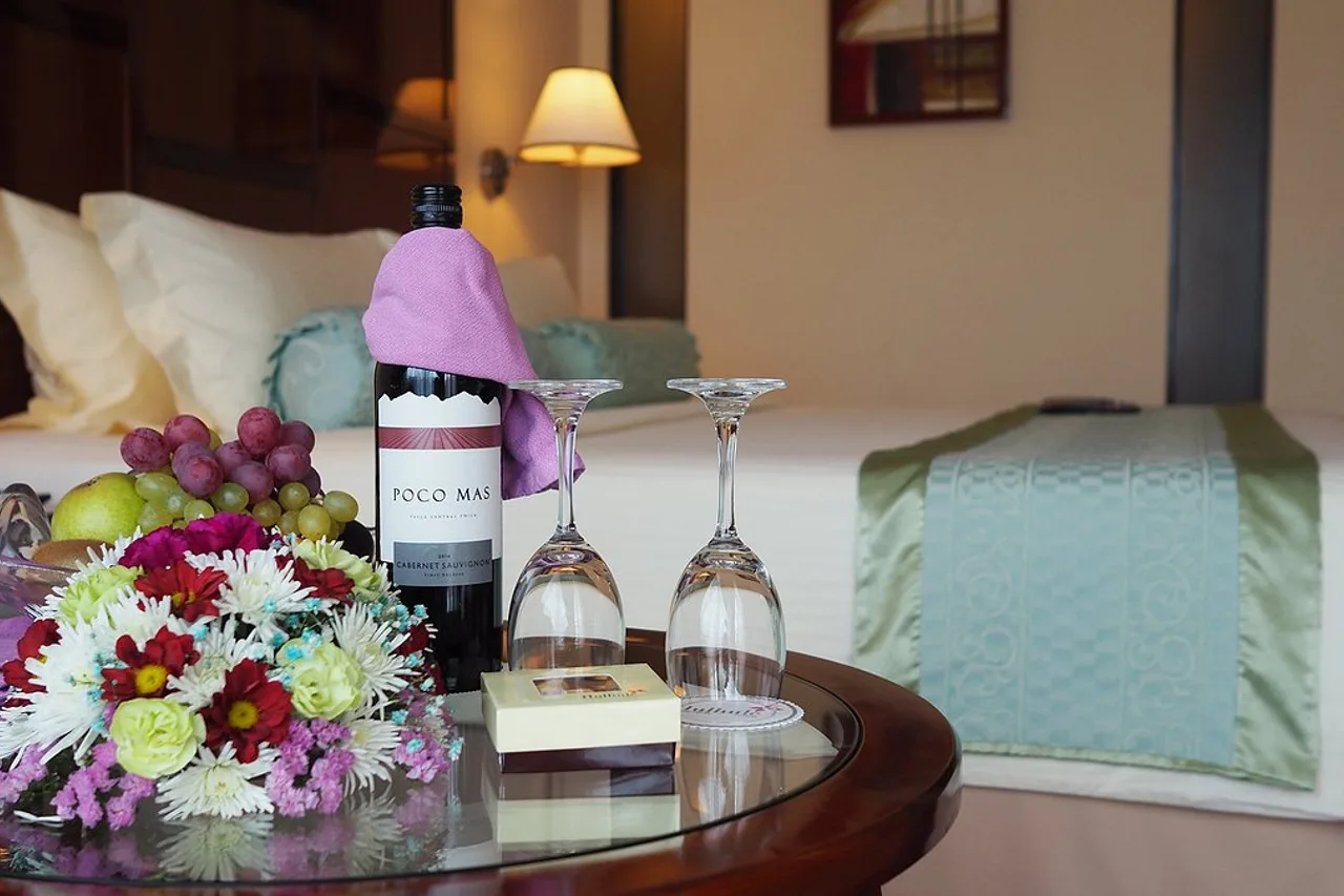 Hulhule Island Hotel — rooms and atmosphere