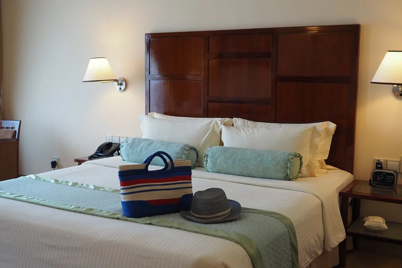 Hulhule Island Hotel — rooms and atmosphere