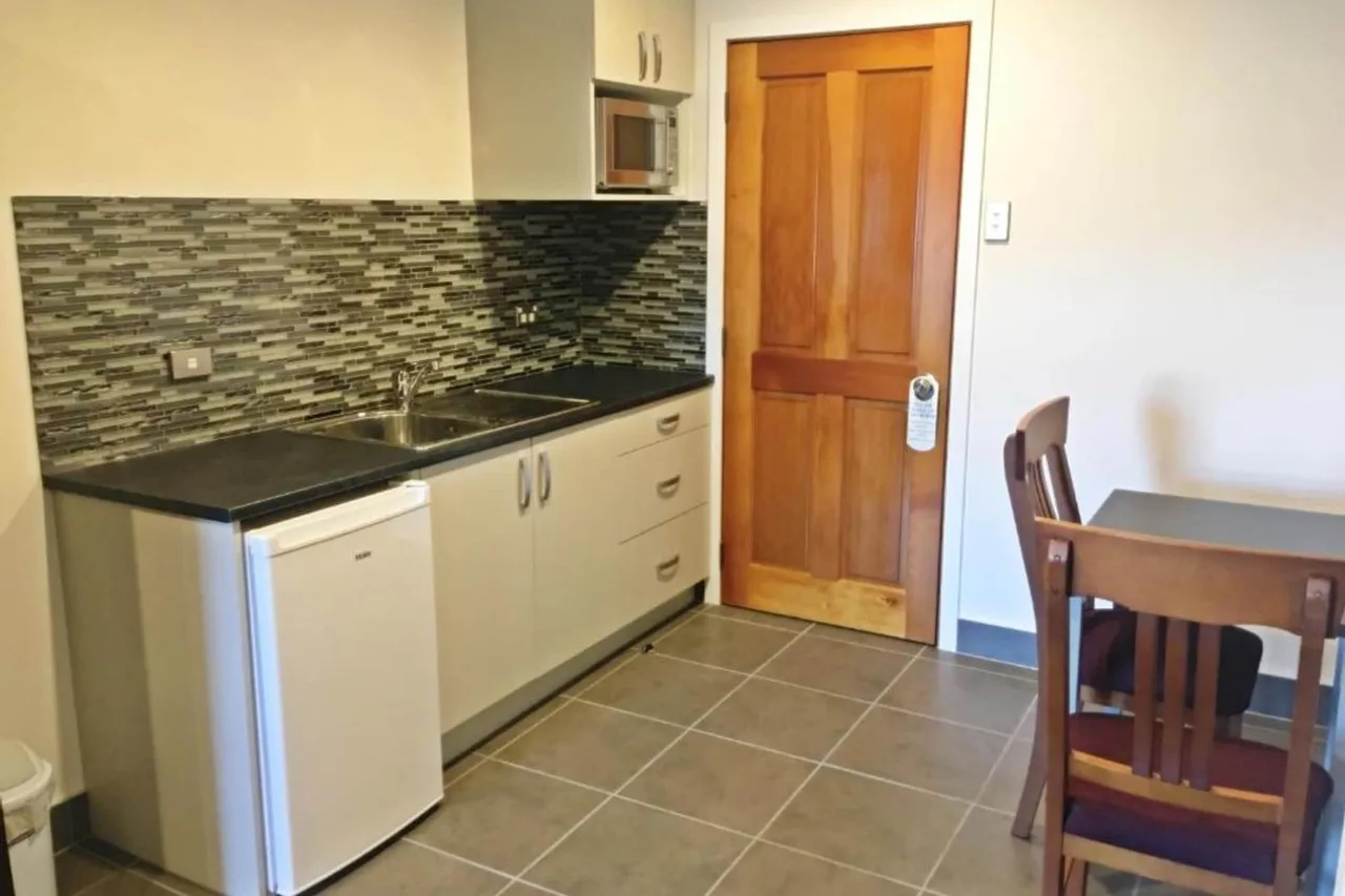 Hulmes Court Bed and Breakfast — rooms and atmosphere