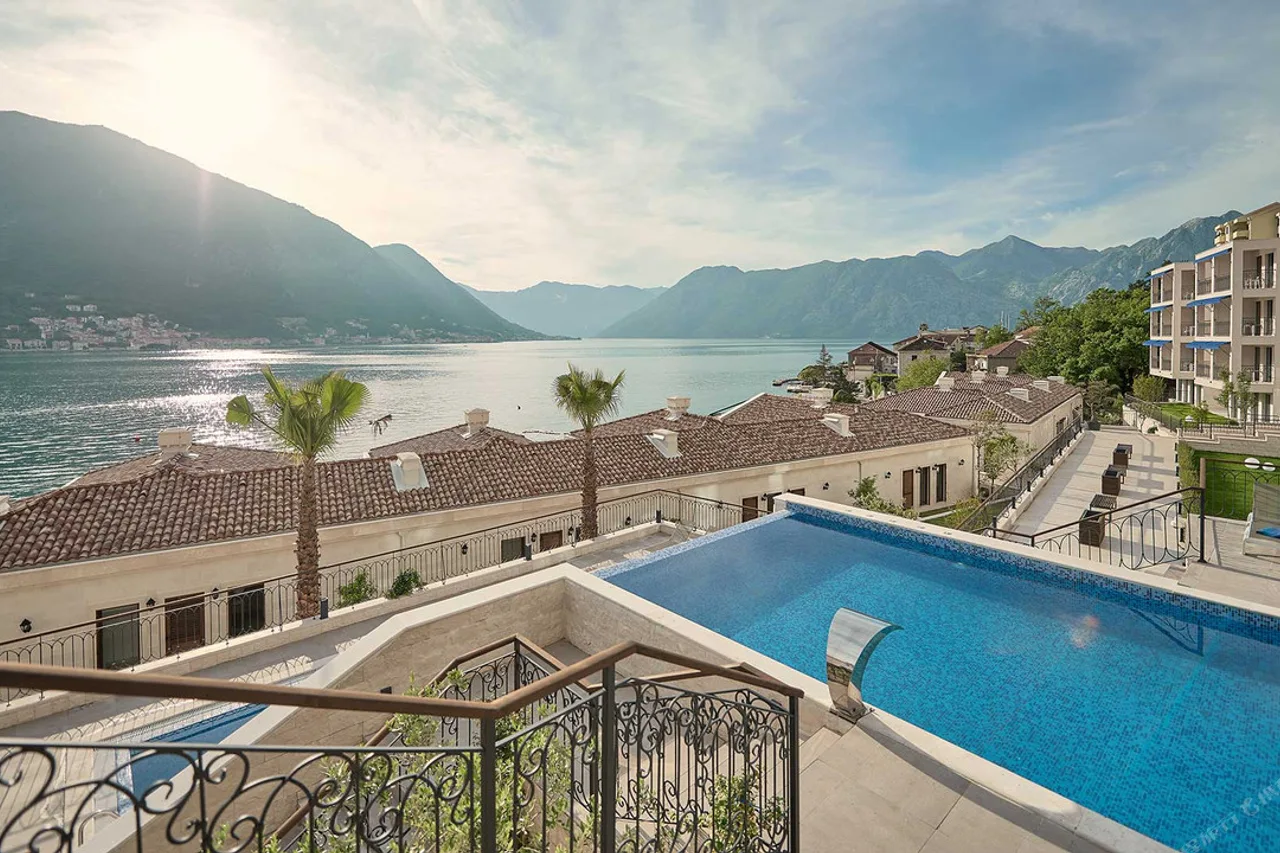 HUMA Kotor Bay Hotel and Villas — โคตอร์