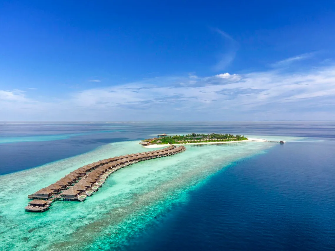 Hurawalhi Island Resort — rooms and atmosphere