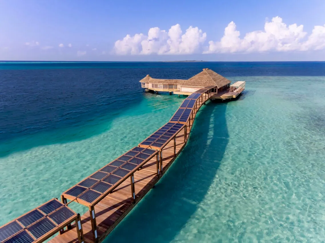Hurawalhi Island Resort — rooms and atmosphere
