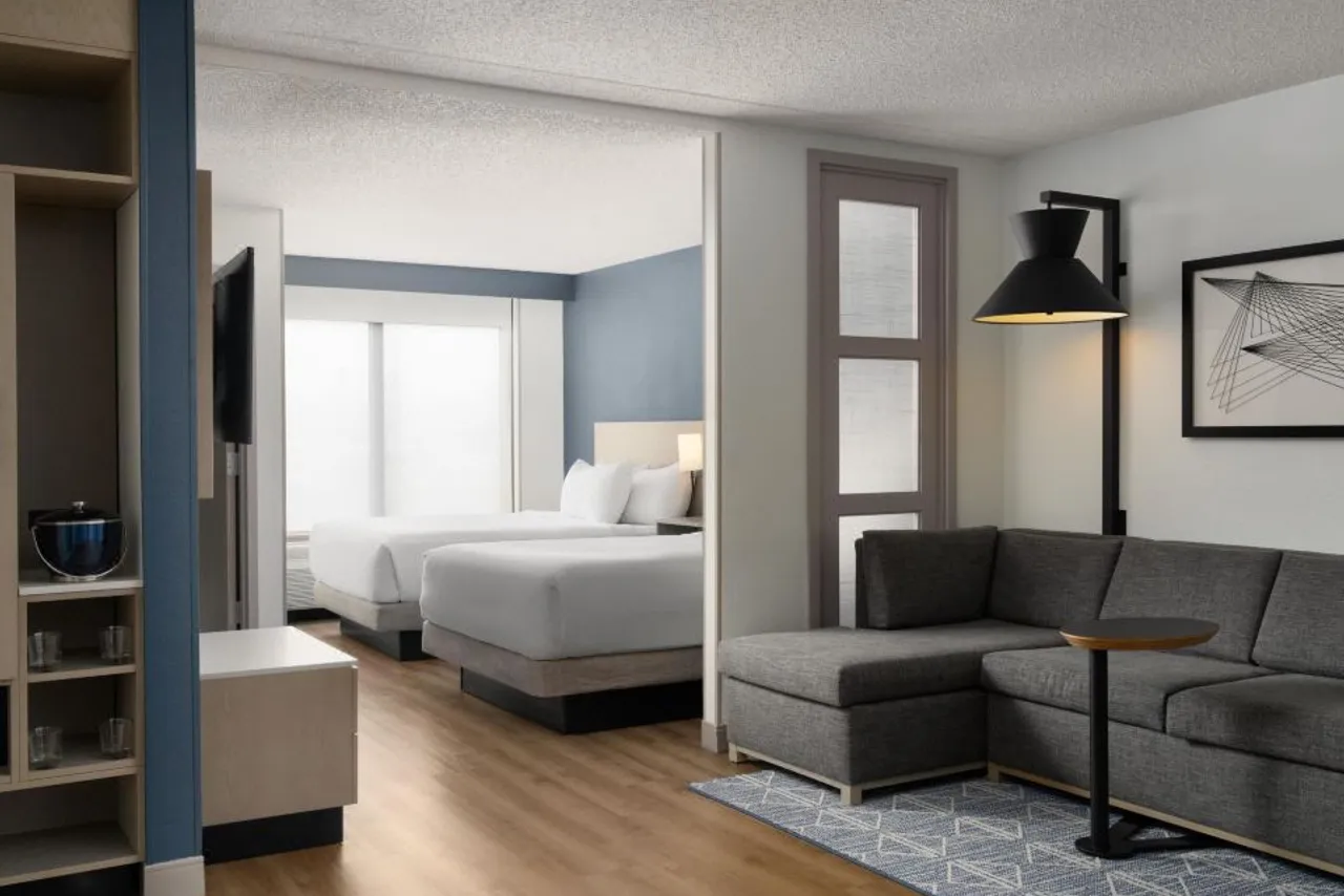 Hyatt Place Secaucus/Meadowlands — rooms and atmosphere