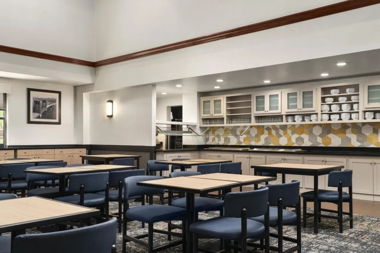 Hyatt Place Secaucus/Meadowlands — rooms and atmosphere
