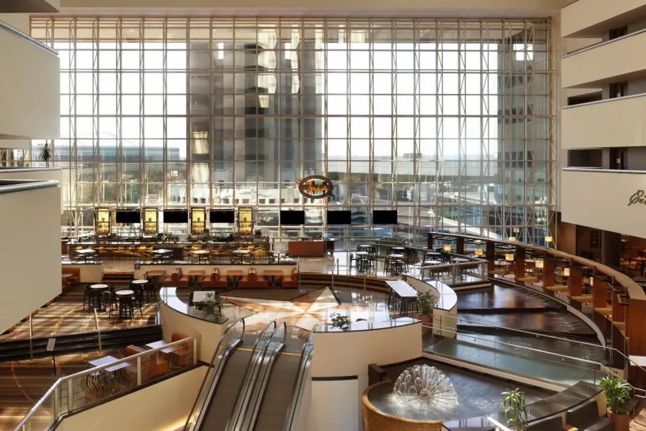 Hyatt Regency Dallas — rooms and atmosphere