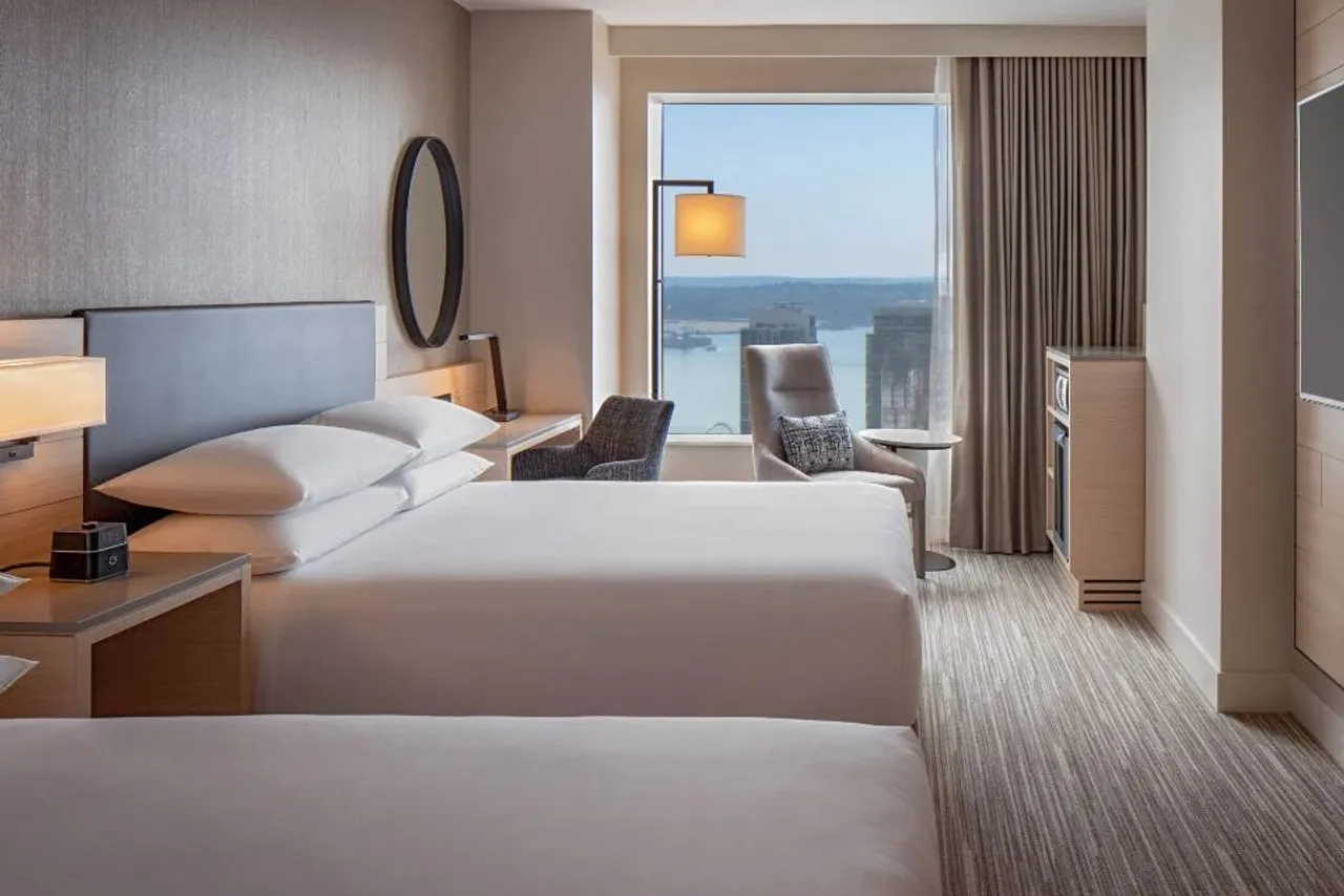 Hyatt Regency Seattle — rooms and atmosphere