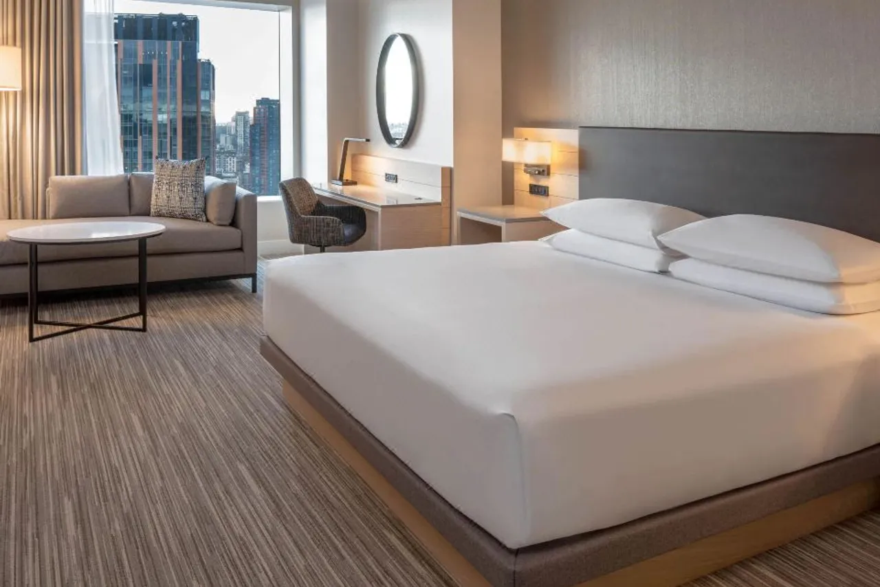 Hyatt Regency Seattle — rooms and atmosphere