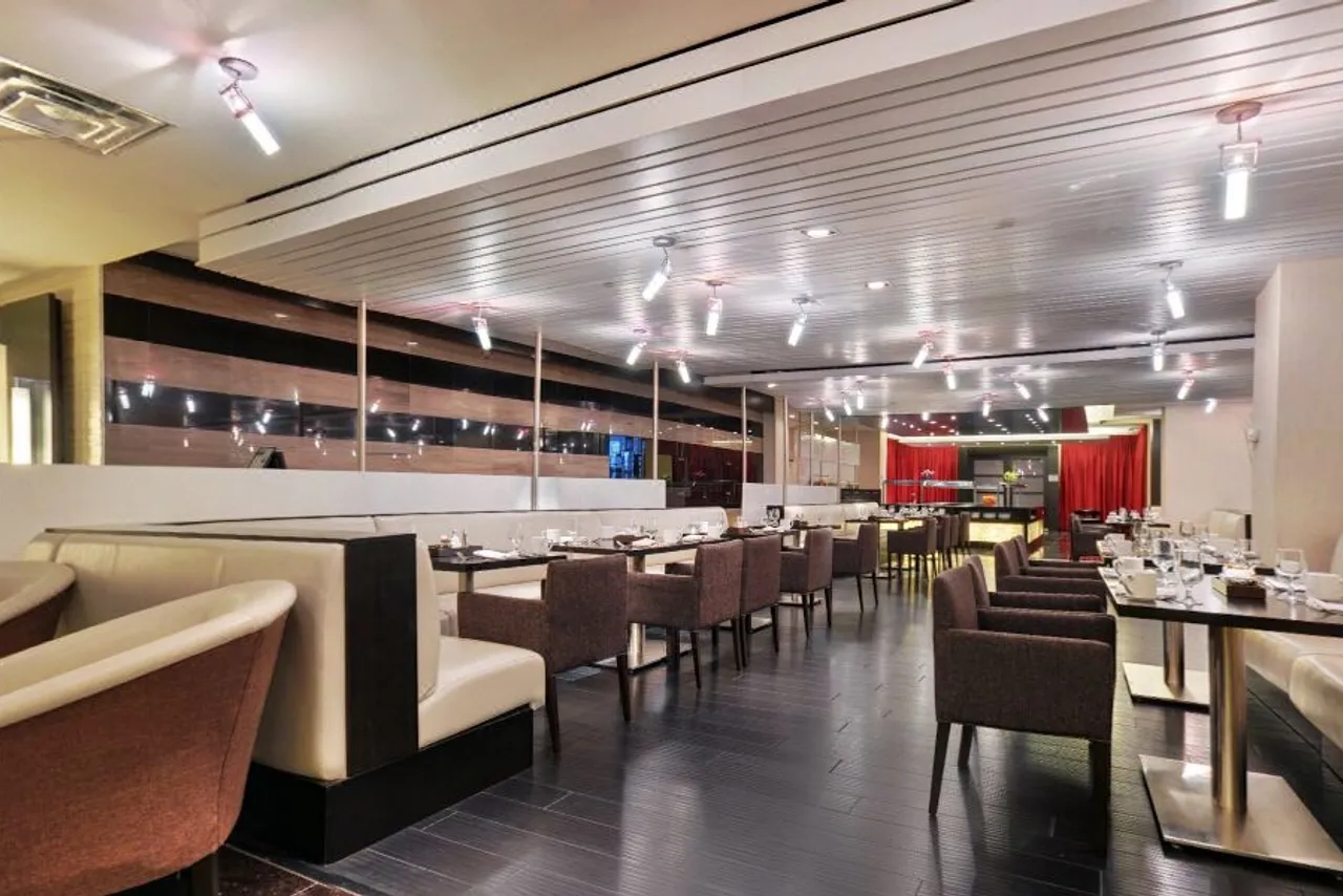 Hyatt Regency Toronto — rooms and atmosphere