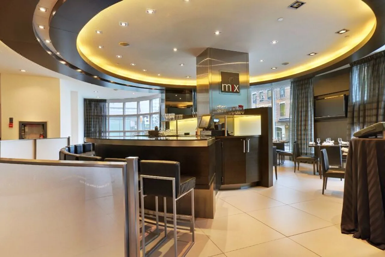 Hyatt Regency Toronto — rooms and atmosphere
