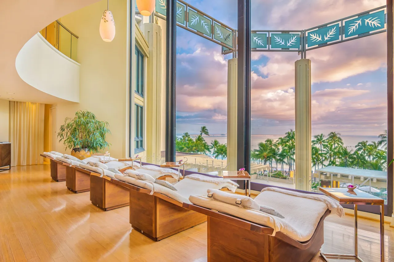 Hyatt Regency Waikiki Beach Resort & Spa — rooms and atmosphere