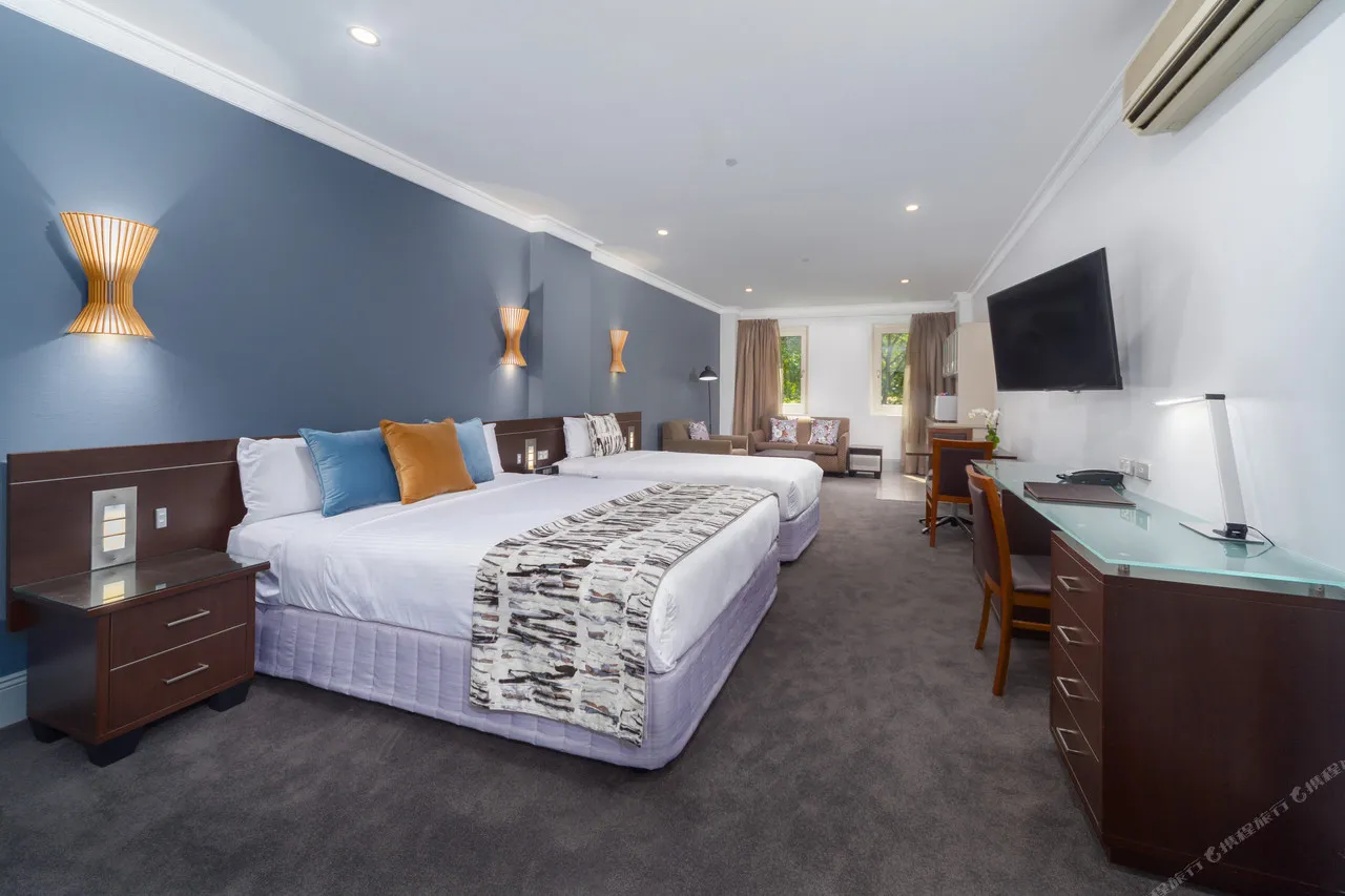 Hyde Park Inn — rooms and atmosphere