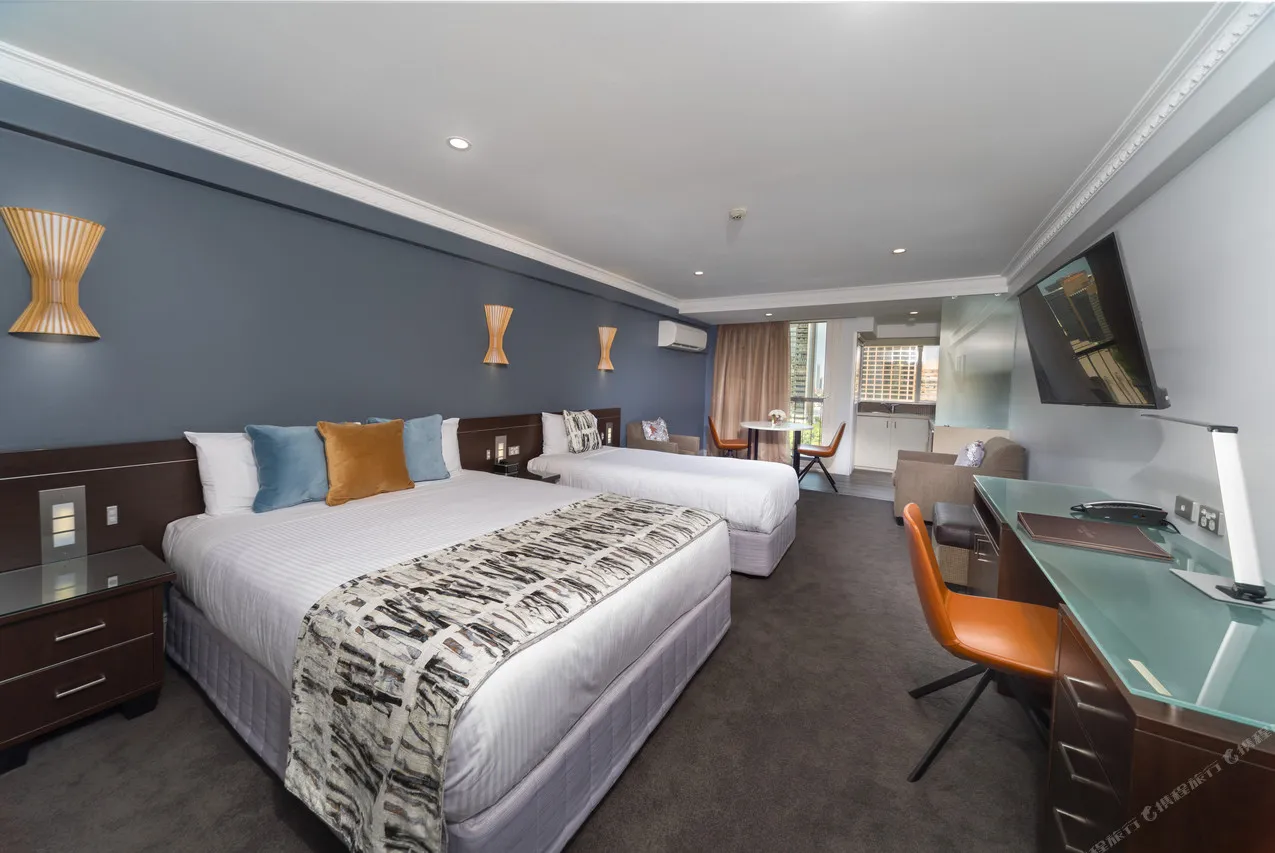Hyde Park Inn — rooms and atmosphere