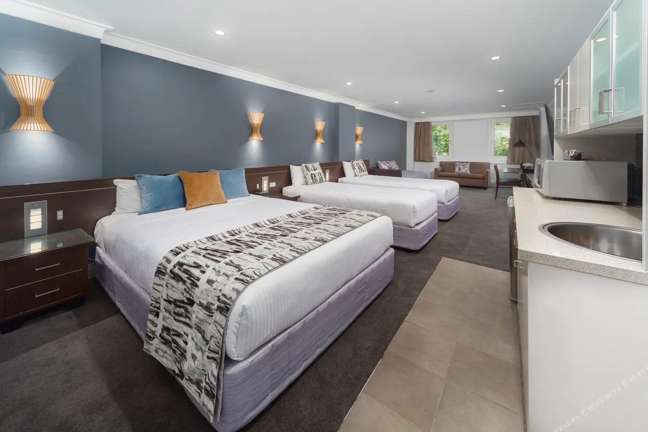 Hyde Park Inn — rooms and atmosphere