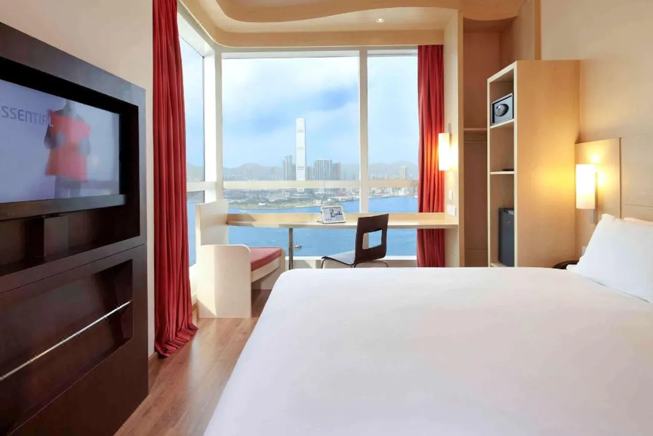 ibis Hong Kong Central and Sheung Wan Hotel — rooms and atmosphere