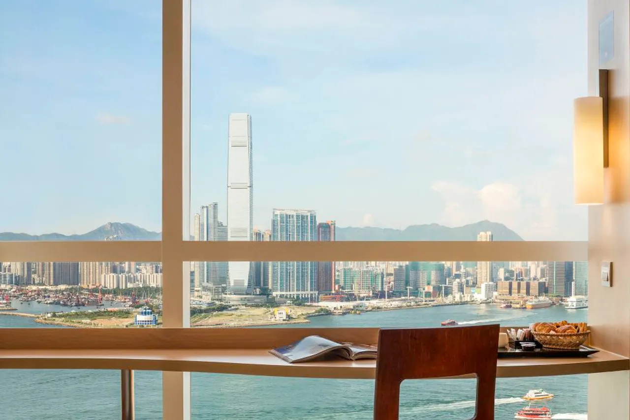 ibis Hong Kong Central and Sheung Wan Hotel — rooms and atmosphere