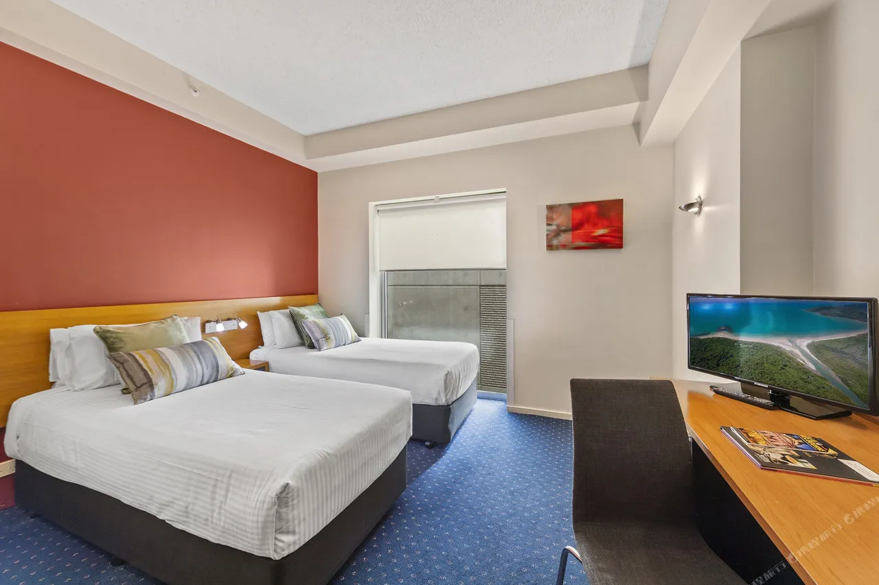 Ibis Melbourne - Little Bourke Street — rooms and atmosphere