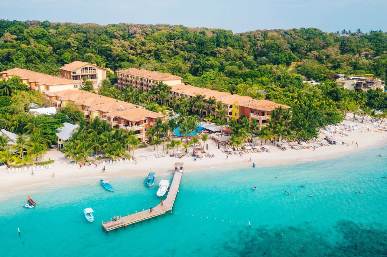 Infinity Bay Spa & Beach Resort — โรอาตัน
