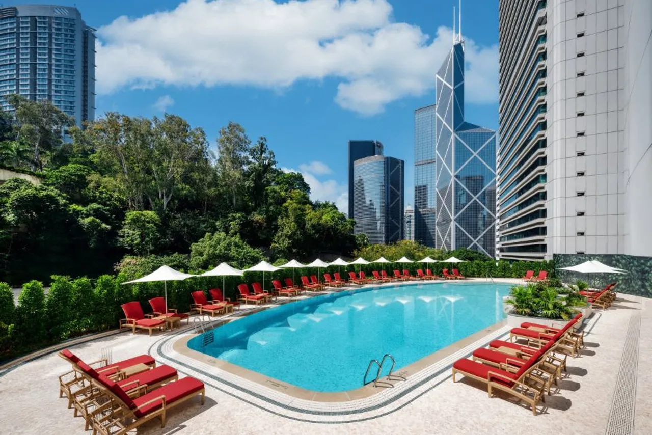Island Shangri-La, Hong Kong — rooms and atmosphere